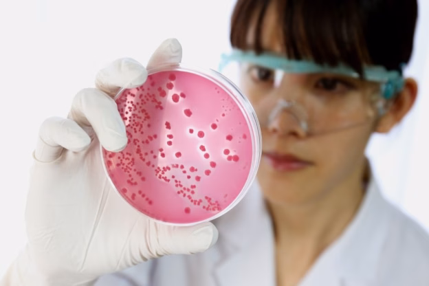 pracownica laboratorium z różowym preparatem
