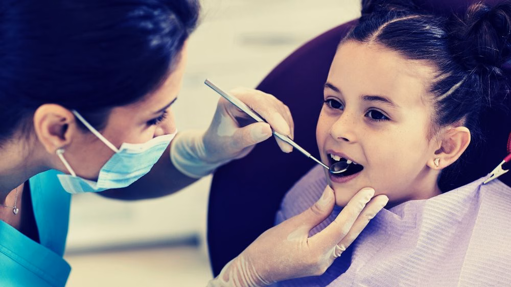 mała dziewczynka w trakcie wizyty u dentysty