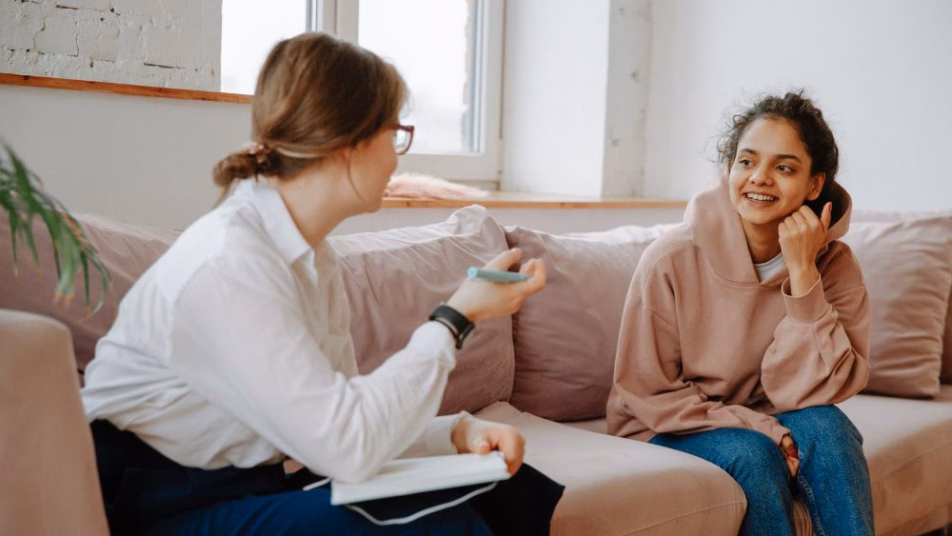 młoda kobieta z wizytą u psychoterapeuty