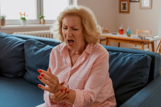seniorka odczuwająca ból stawów nadgarstka