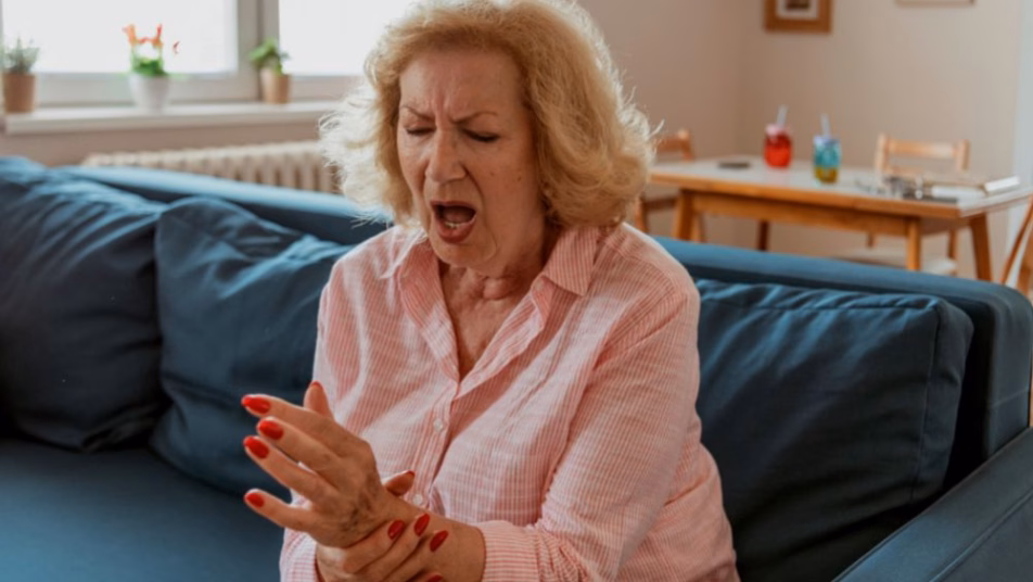 seniorka odczuwająca ból stawów nadgarstka