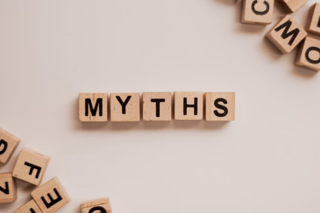 Myths - napis dekoracyjny na klockach drewnianych