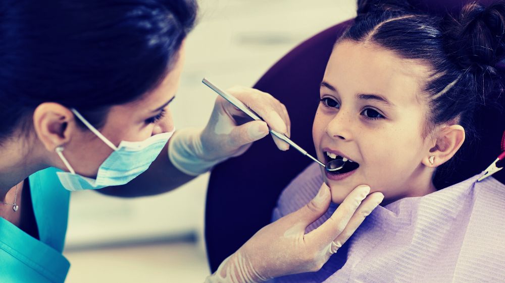 mała dziewczynka w trakcie wizyty u dentysty