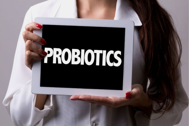 lekarka rekomendująca probiotyki
