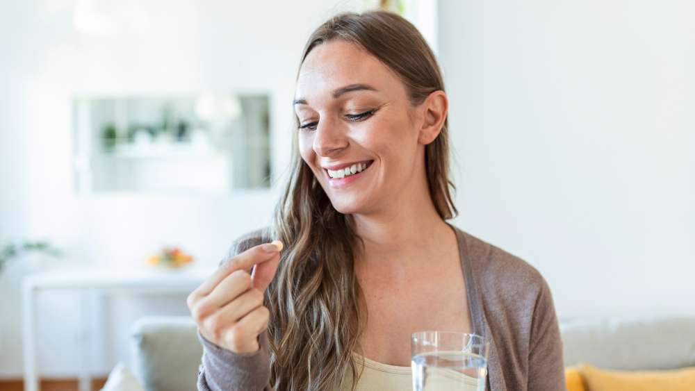 kobieta zażywająca probiotyk