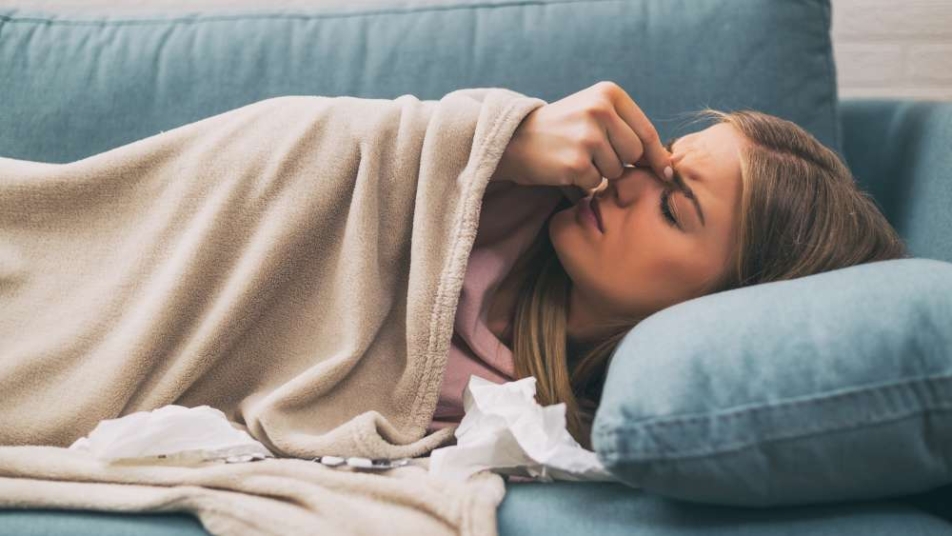 Kobieta z wyraźnym bólem w okolicy zatok.