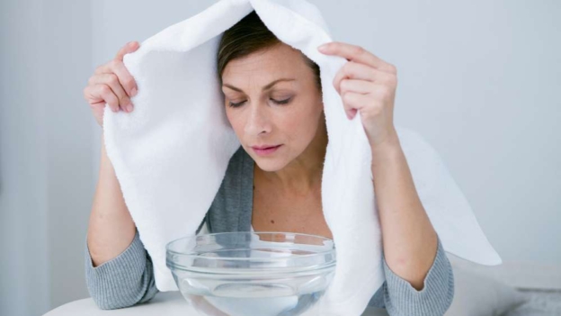 Kobieta, która wykonuje inhalację.