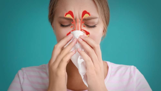 Kobieta próbująca oczyścić zatoki z wydzieliny.